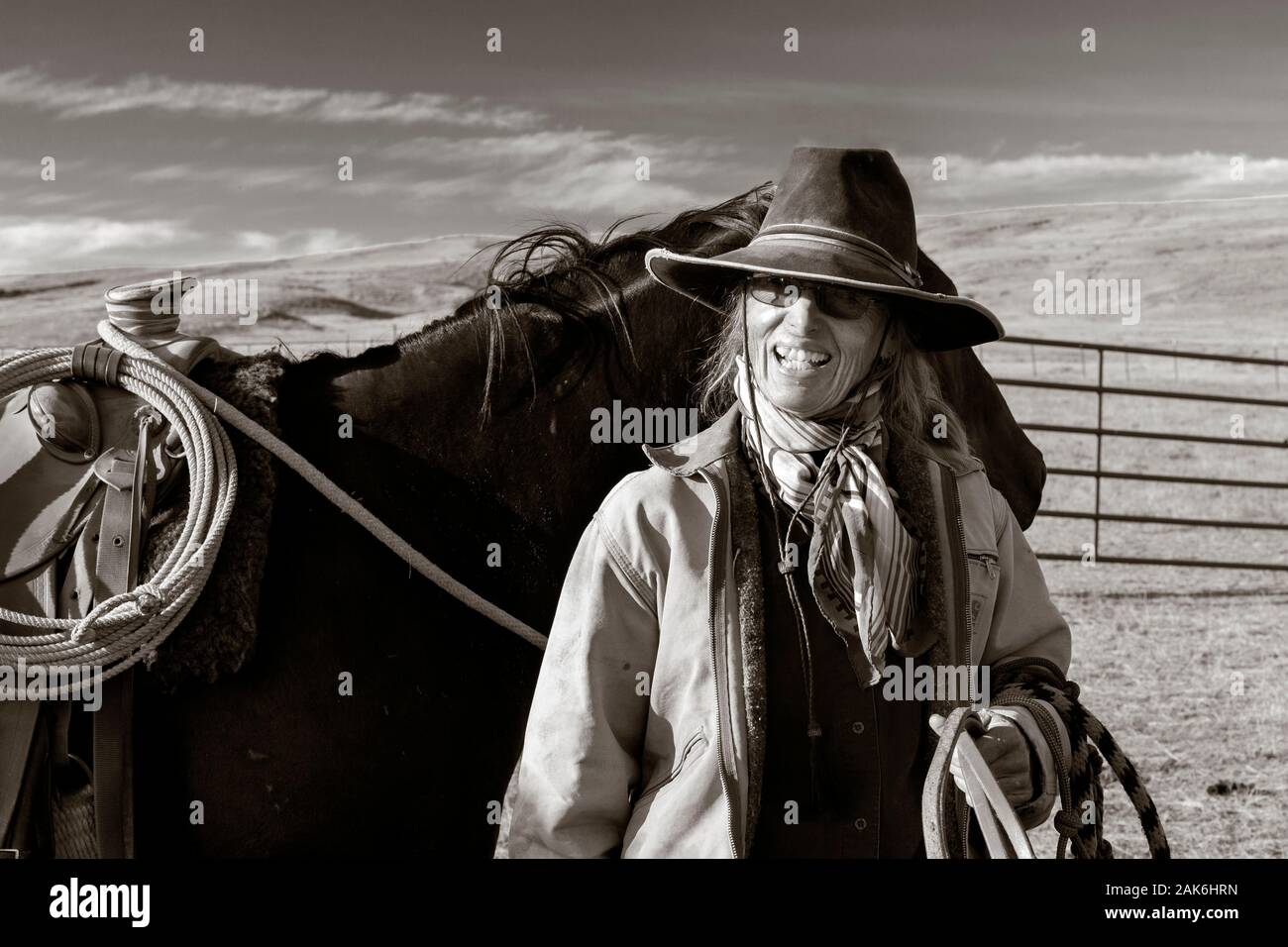 WY04130-00-BW...WYOMING - Ranch mano cowgirl sul Willow Creek Ranch. Foto Stock