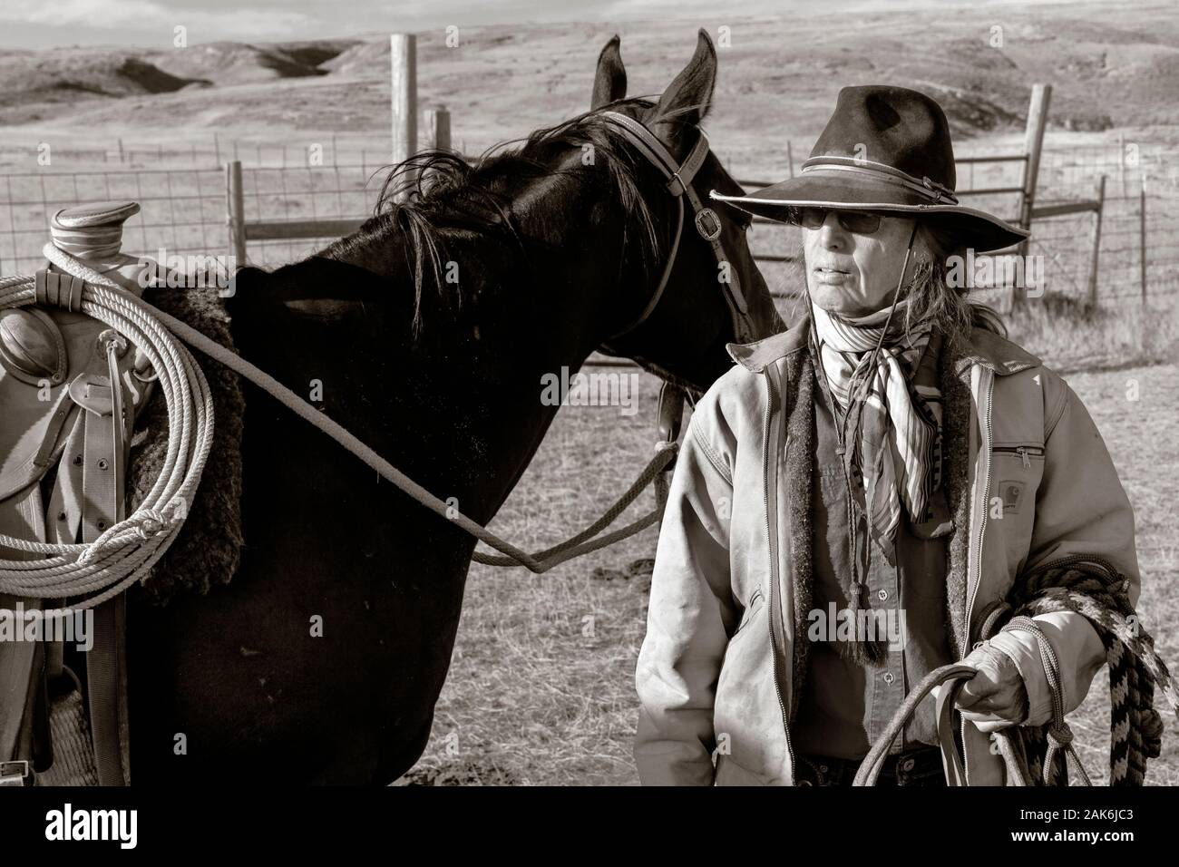 WY041311-00-BW...WYOMING - Ranch mano cowgirl sul Willow Creek Ranch. Foto Stock