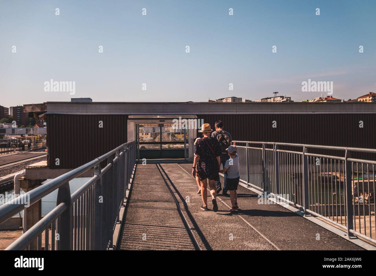 06.20.2019 Redazione Stoccolma Svezia famiglia a piedi una passerella al Vartan terminale su una soleggiata giornata estiva Foto Stock