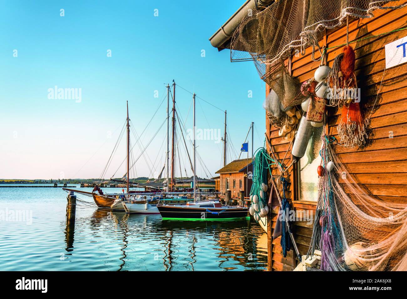 Halbinsel Moenchgut: Bootshaus im Hafen von Gager, Ruegen | Utilizzo di tutto il mondo Foto Stock