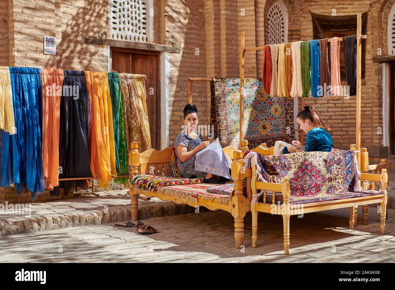 Fabbricazione di tappeti di seta in tessitura dei tappeti, Itchan-Kala, Khiva, Uzbekistan in Asia centrale Foto Stock
