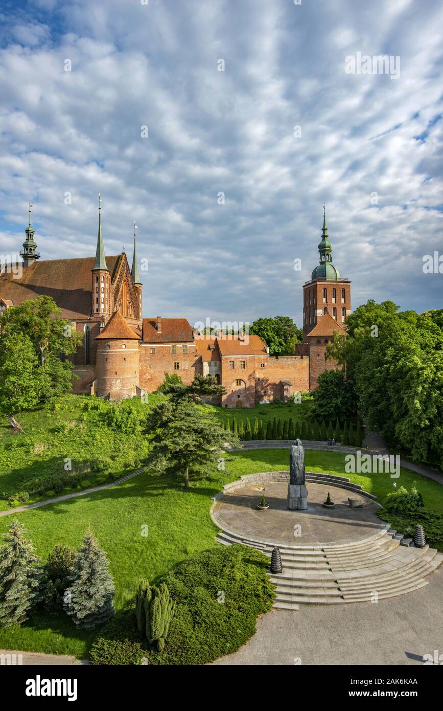 Frombork (Frauenburg): Nikolaus-Kopernikus-Denkmal vor dem Frauenburger Dom (auch Kathedrale Mariae assunta und San Andreas) auf dem Domberg, Danz Foto Stock