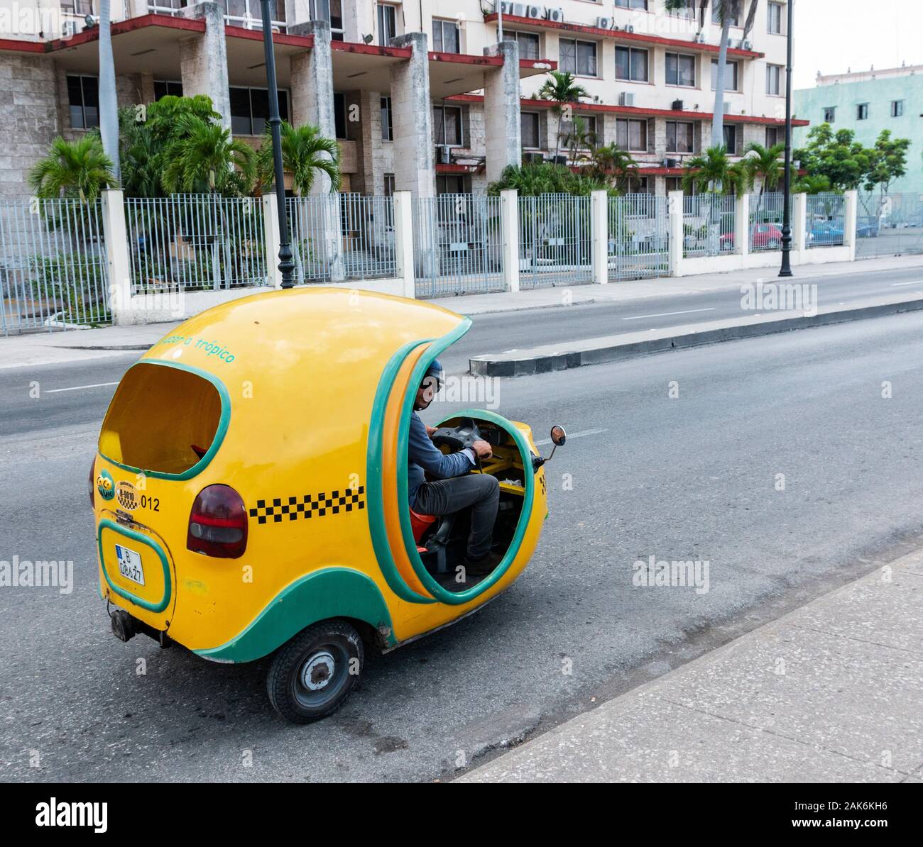L'Avana, Cuba - 25 Luglio 2018: giallo taxi scooter guidando lungo la strada a Cuba il trasporto di turisti verso la propria destinazione. Foto Stock