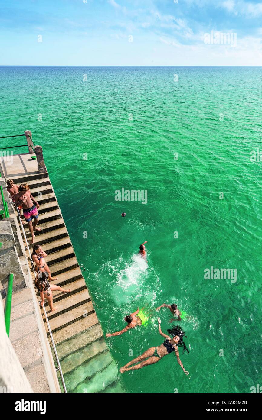 Insel Porto Santo: Badevergnuegen am alten Pier in Vila Baleira, Madeira | Utilizzo di tutto il mondo Foto Stock