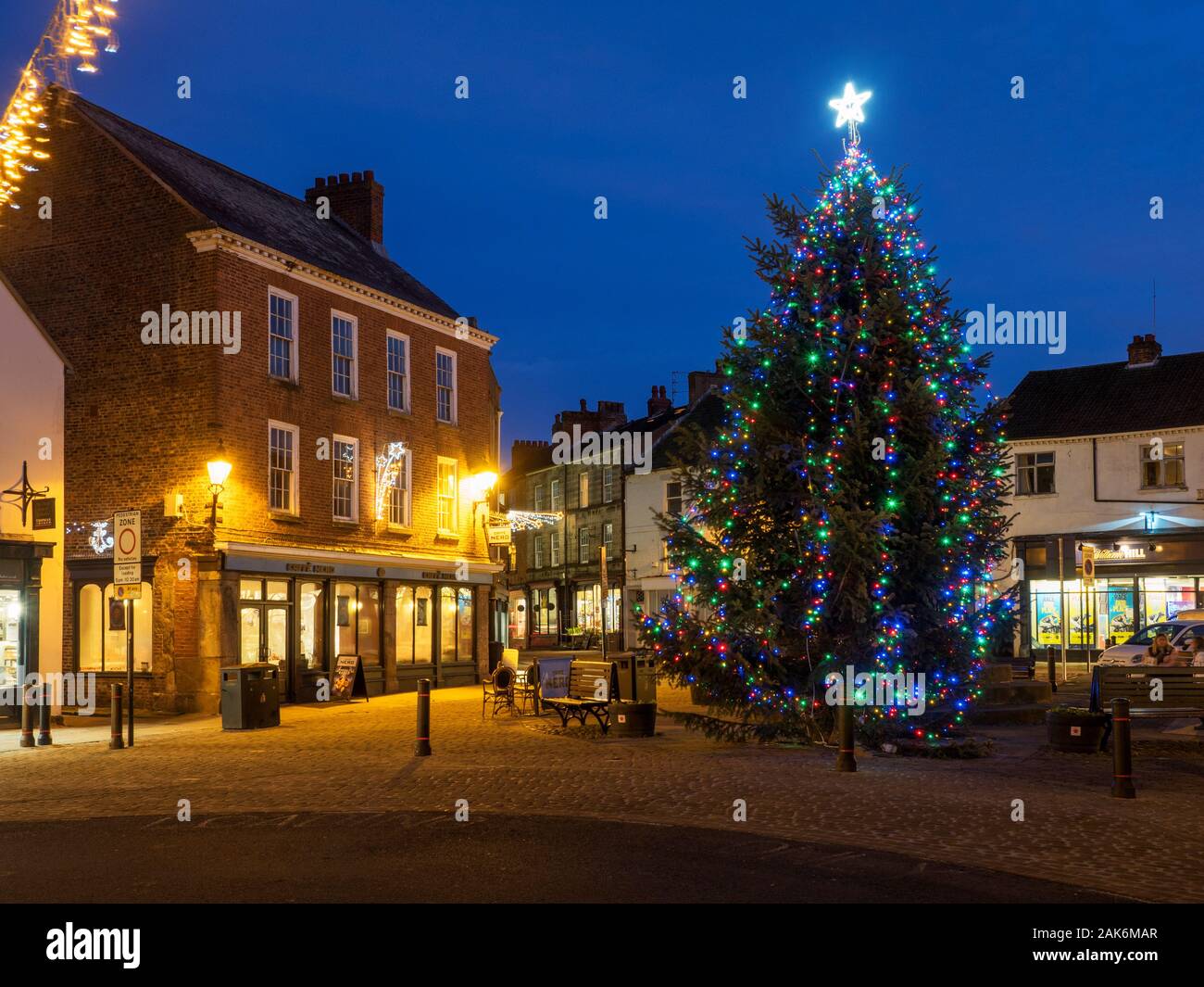 Albero di Natale illuminato al crepuscolo in luogo di mercato Knaresborough North Yorkshire, Inghilterra Foto Stock