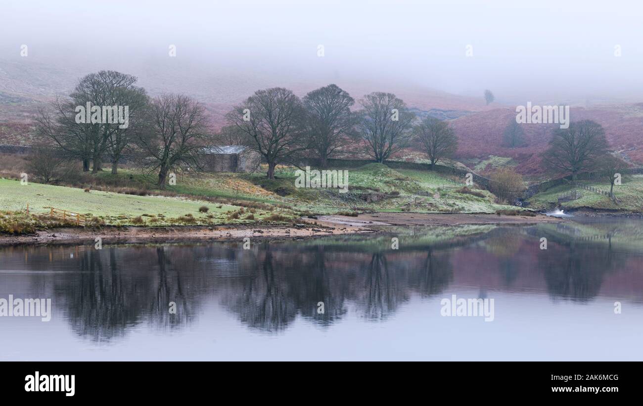 Scenic foggy rurale scena (riflessioni sull'acqua & ripida upland fells o mori avvolto nella nebbia o foschia) - Serbatoio Embsay, North Yorkshire, Inghilterra, Regno Unito Foto Stock