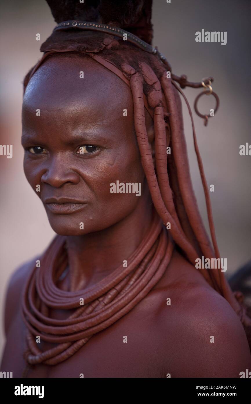 Himba-Frau bei Kamanjab, Namibia | Utilizzo di tutto il mondo Foto Stock