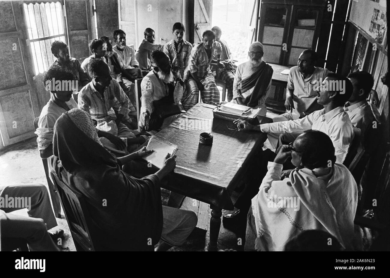 12/27/22 Madaripur Legal Aid Association mediazione Foto Stock