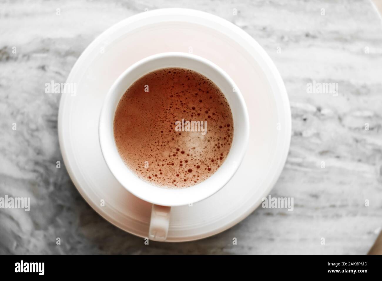 La prima colazione, brunch e concetto cafe - Mattina tazza di caffè con il latte sulla pietra di marmo laici piana, bevanda calda sul tavolo flatlay, vista dall'alto il cibo e la fotografia Foto Stock