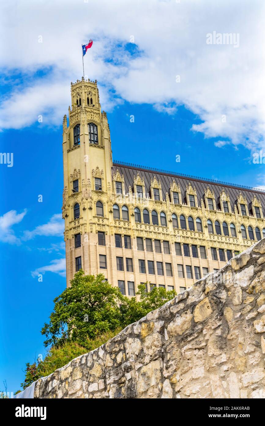Emily Morgan Hotel West Texas bandiera accanto a Alamo San Antonio Texas. Emily West, rosa gialla del Texas, eroina della rivoluzione del Texas Foto Stock