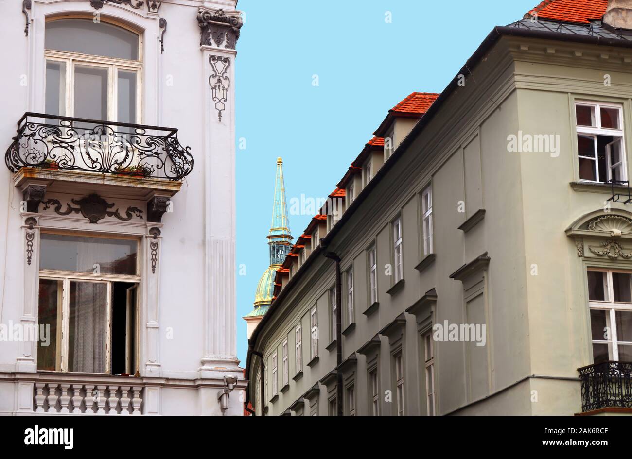 Palazzo Palugyayov (sinistra) e la guglia di San Martino cattedrale(centro) di Bratislava, Slovacchia Foto Stock