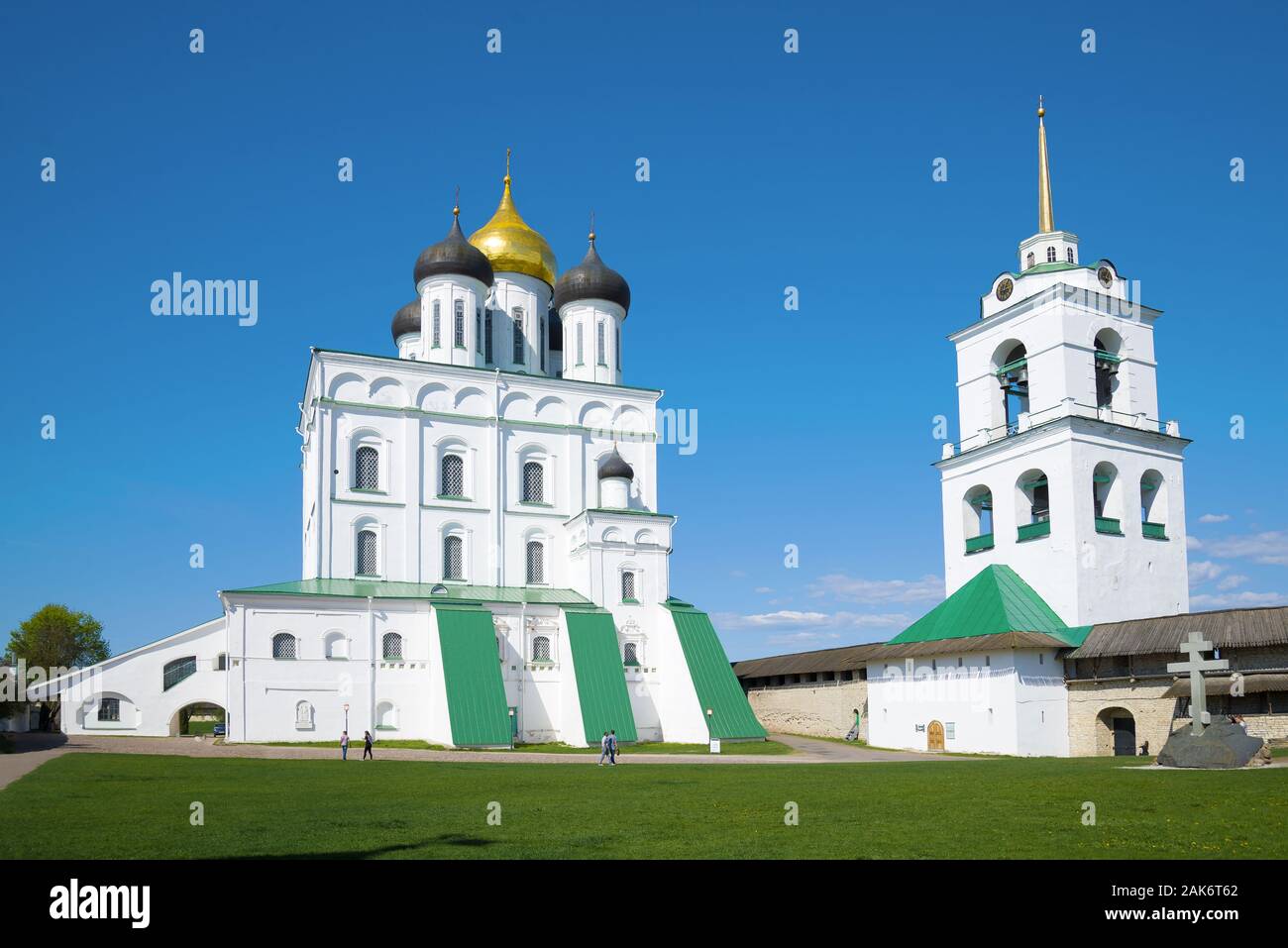 Trinità di close-up di Pskov Cremlino in una giornata di sole. Pskov, Russia Foto Stock