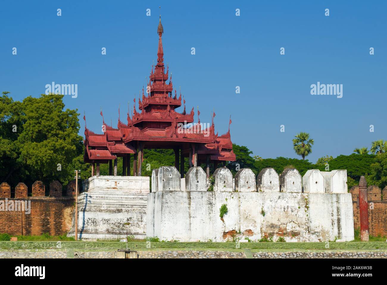 Antico baluardo del muro di fortificazione della città vecchia in una giornata di sole. Mandalay, Birmania Foto Stock
