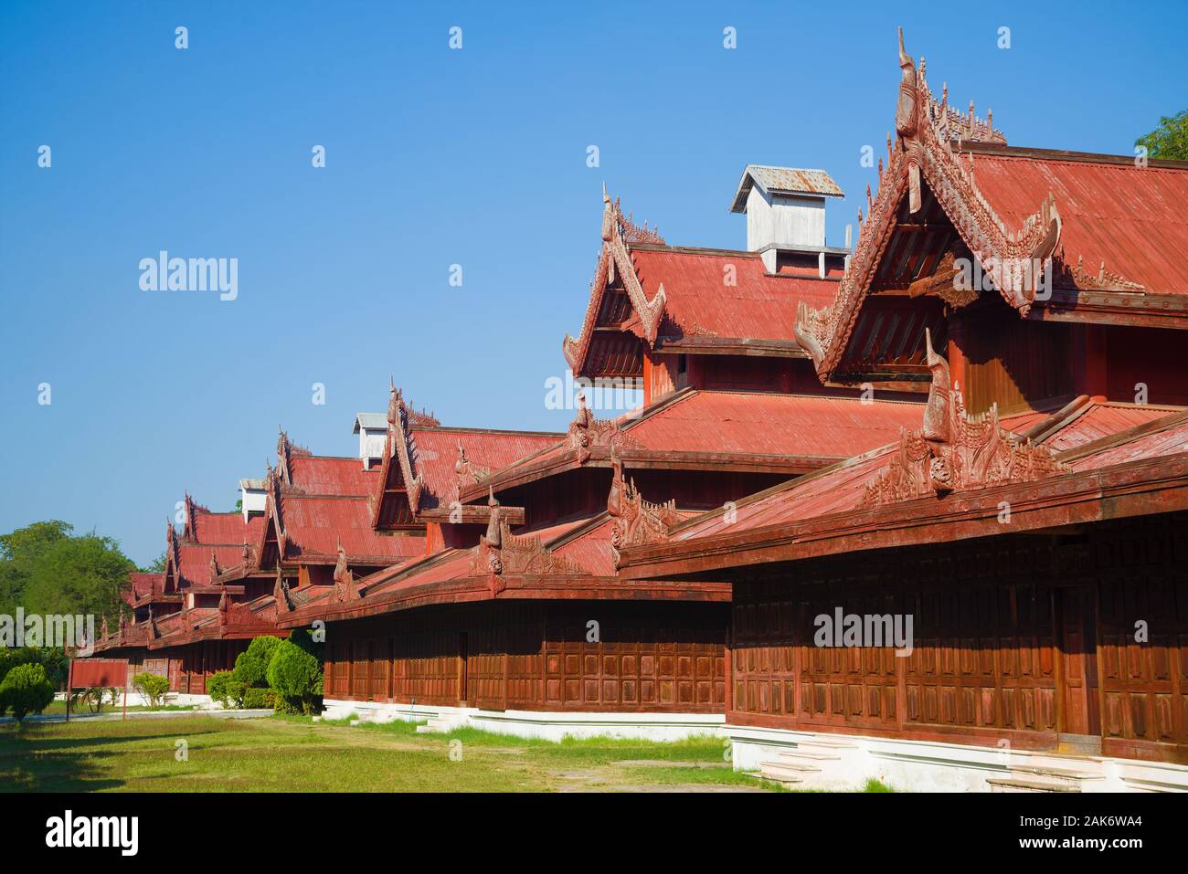 Frammento di un palazzo di legno complesso nella città vecchia. Mandalay, Birmania Foto Stock