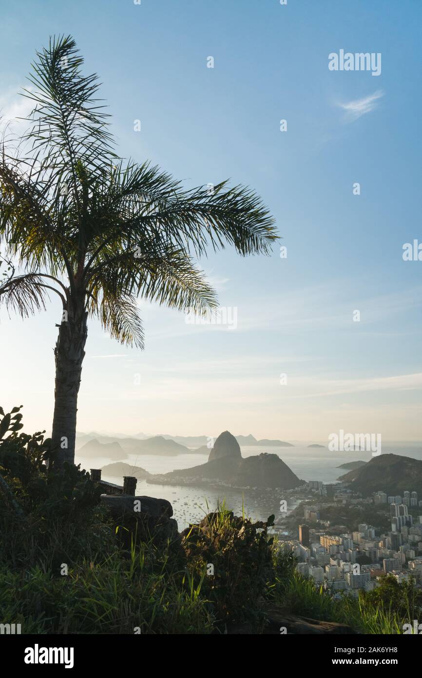 Sunrise vista sulla montagna di Sugarloaf e Baia Guanabara dal Mirante Dona Marta a Rio de Janeiro. Foto Stock