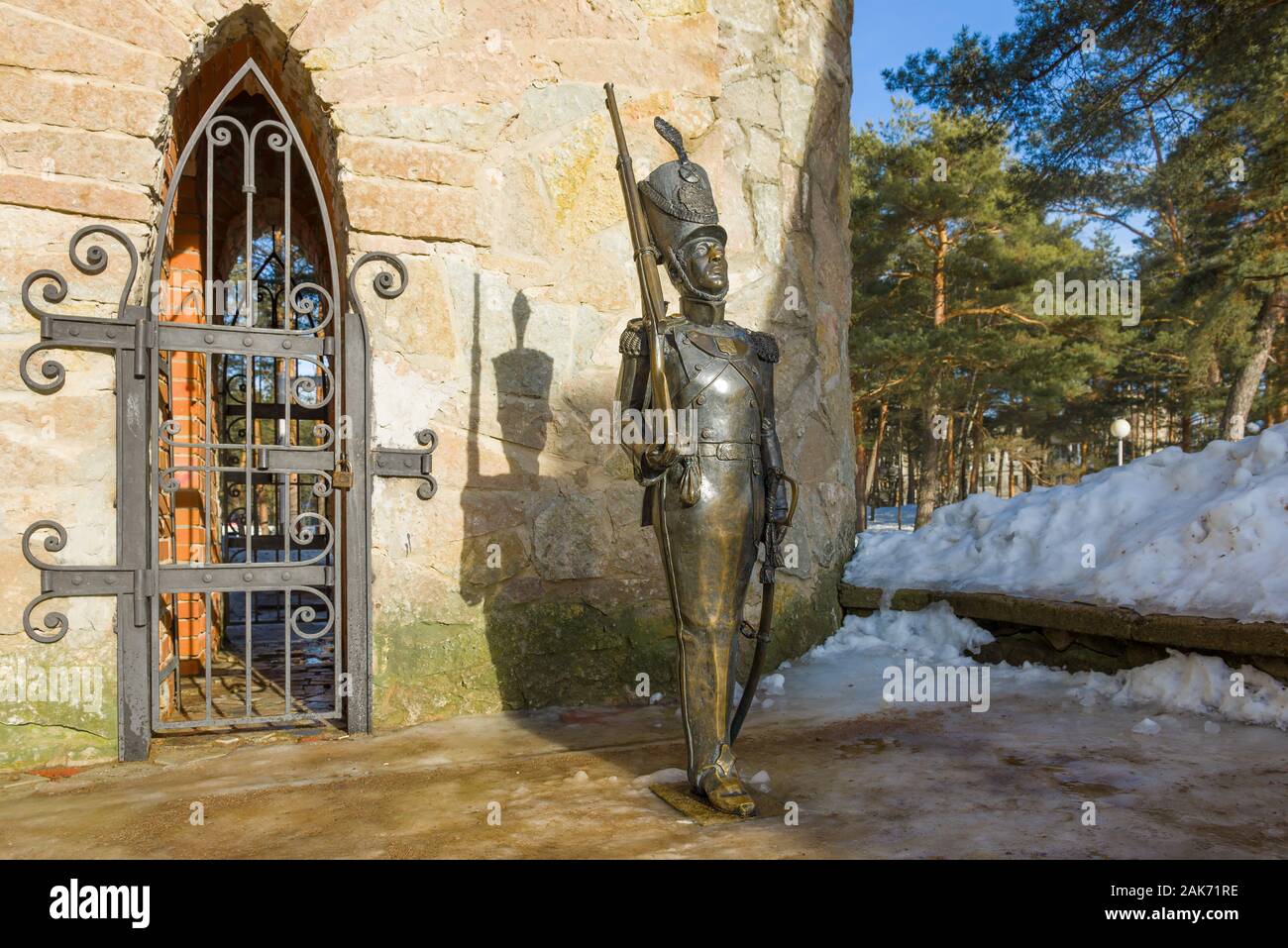 SOSNOVY BOR, Russia - 15 febbraio 2019: la scultura di un soldato di stagno all'ingresso della torre favolosa su una soleggiata giornata invernale. Frammento del bambino Foto Stock