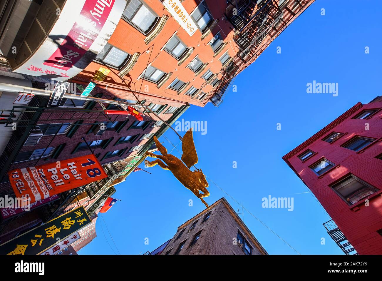 China Town, New York, NY, Stati Uniti d'America - 30 novembre 2019. Colorato iconico Pell street con segni, decorazione e battenti Pegasus in Manhattan - Chinatown Foto Stock