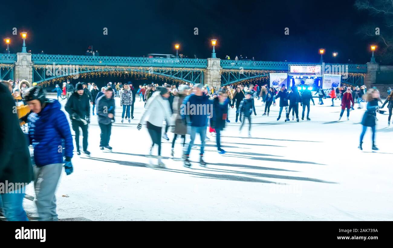 BUDAPEST, Ungheria - 30 novembre 2019: vista sul popolo sono il pattinaggio su ghiaccio nel parco cittadino di pattinaggio su ghiaccio a Budapest Foto Stock