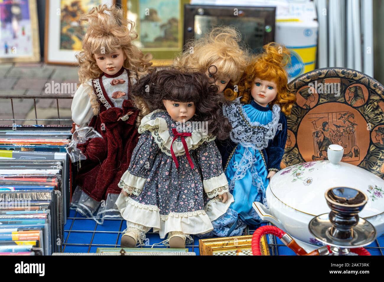 Quattro bambole nel mercato delle pulci Foto Stock