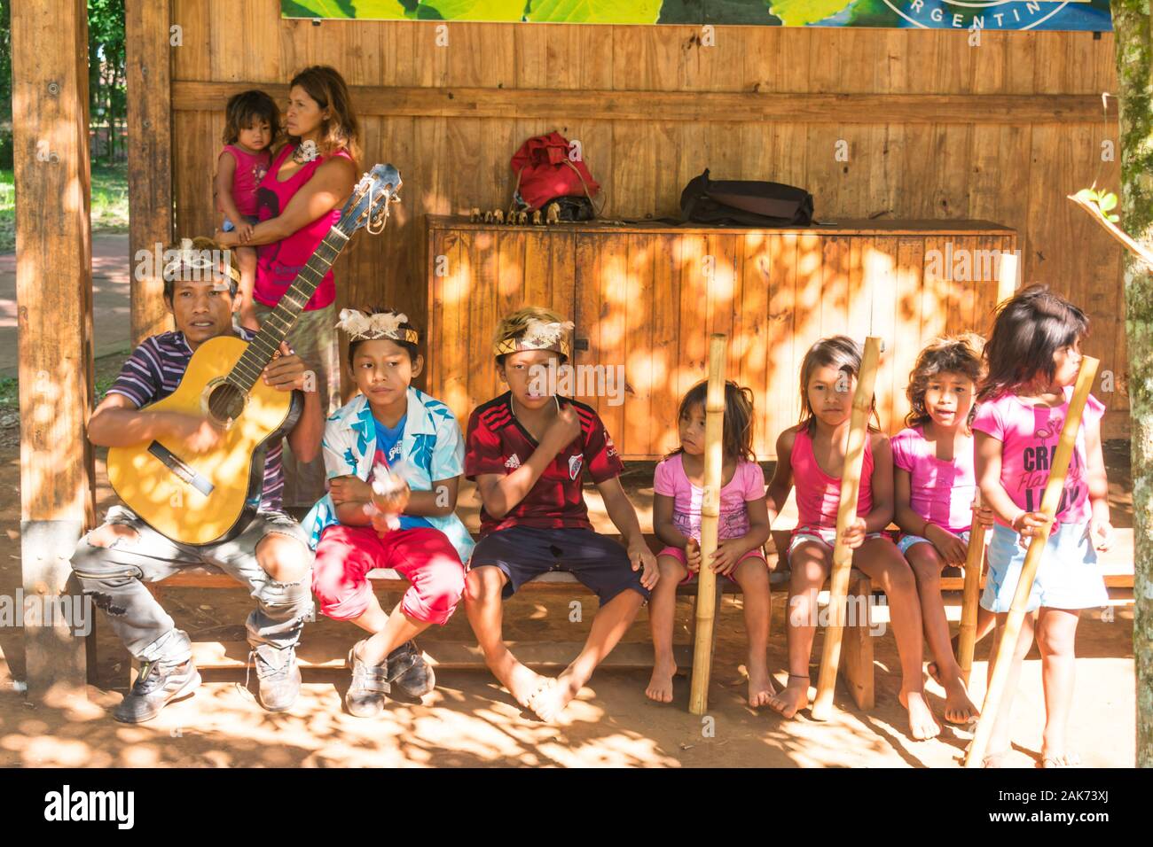 Puerto Iguazu, Argentina - Circa Novembre 2019: indigeni guarani gruppo riproduzione di musica tipica per le donazioni presso il Parco Nazionale di Iguazu Foto Stock