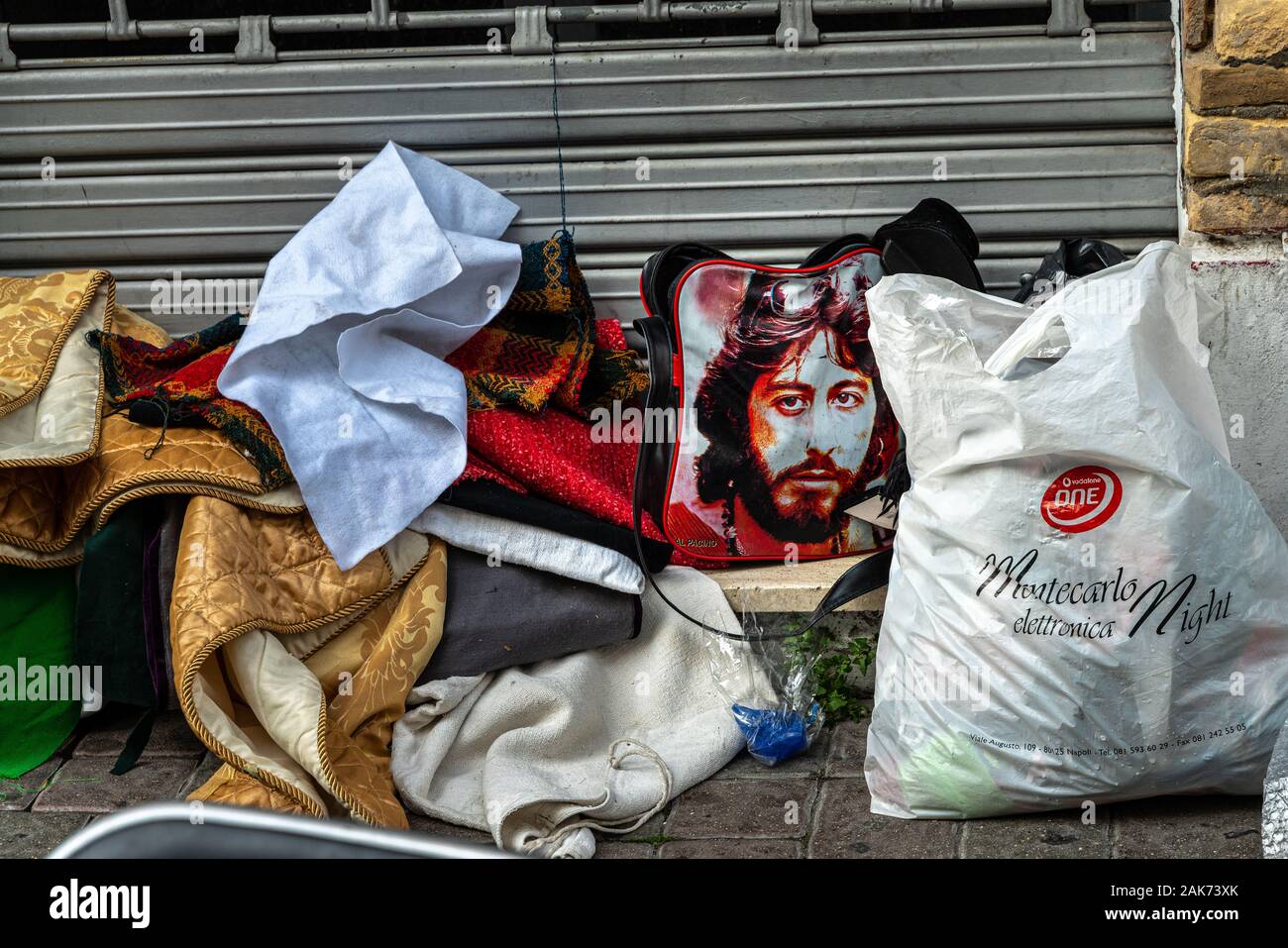 sacchetti di plastica con vestiti, coperte e cuscini utilizzati nel mercato delle pulci. Pescara, Abruzzo, Italia. Europa Foto Stock