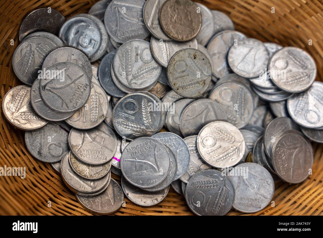 Monete da vendere sul mercato delle pulci Foto Stock