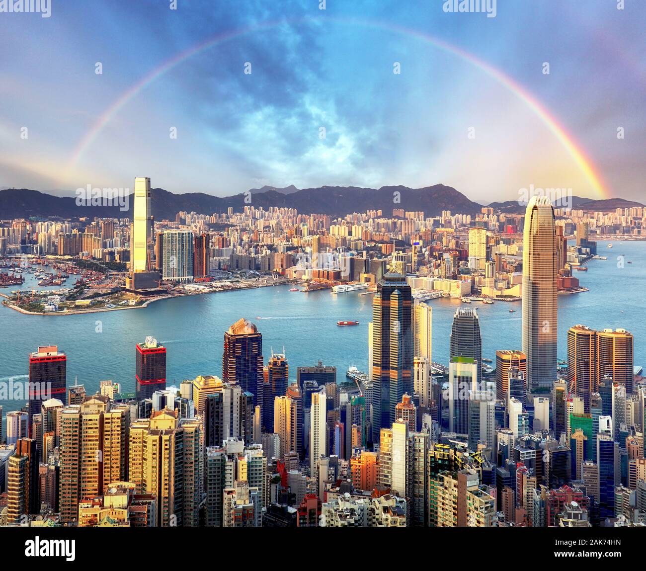 Rainbow su Hong Kong skyline della città Foto Stock