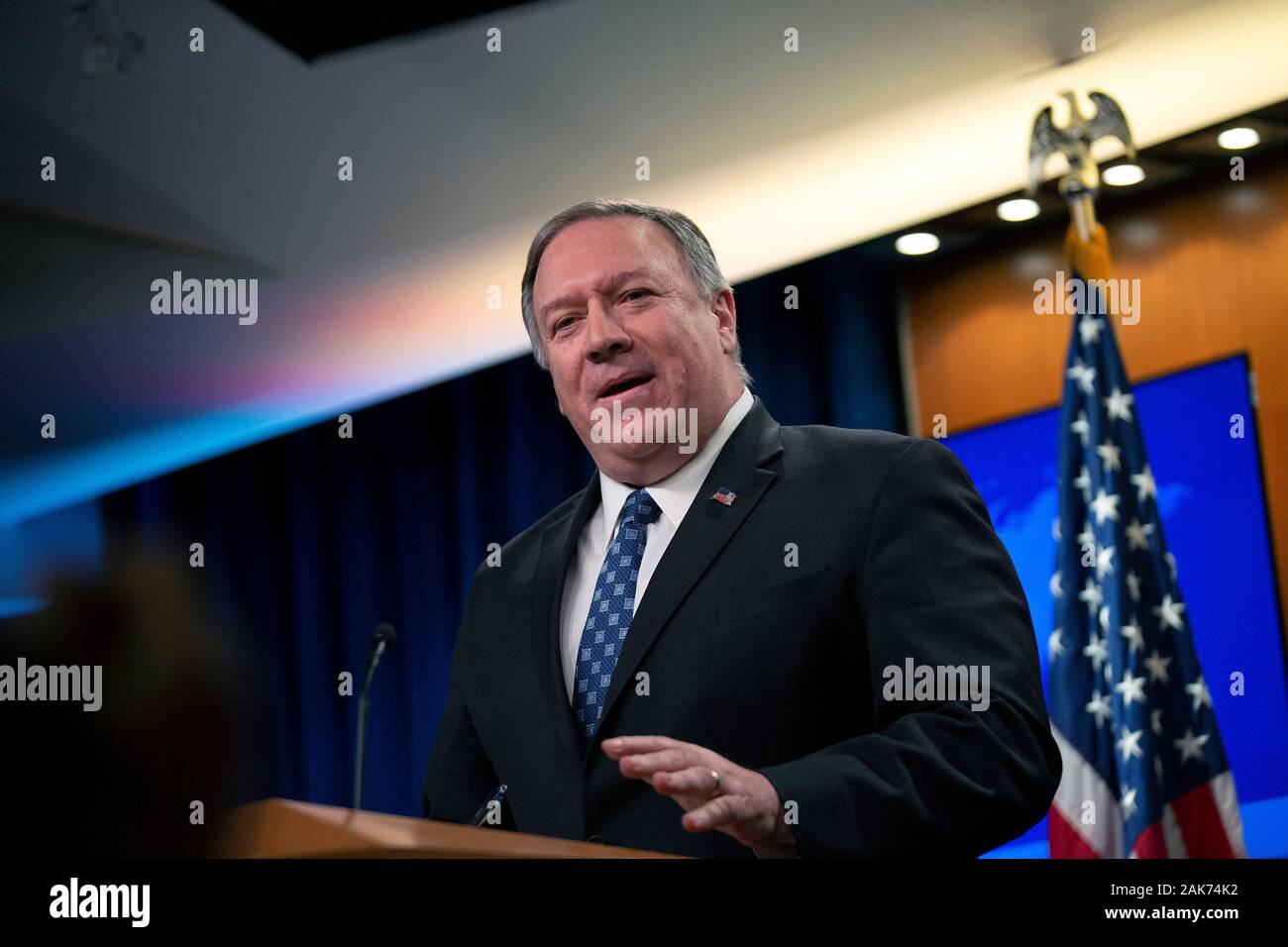 Stati Uniti Segretario di Stato Mike Pompeo parla ai membri dei media durante un briefing con la stampa presso il Dipartimento di Stato a Washington D.C., USA, Martedì, 7 gennaio 2020. Pompeo difeso gli Stati Uniti azioni in Iran, dove un airstrike iraniani uccisi leader militare Qasem Soleimani. Credito: Stefani Reynolds / CNP | Utilizzo di tutto il mondo Foto Stock