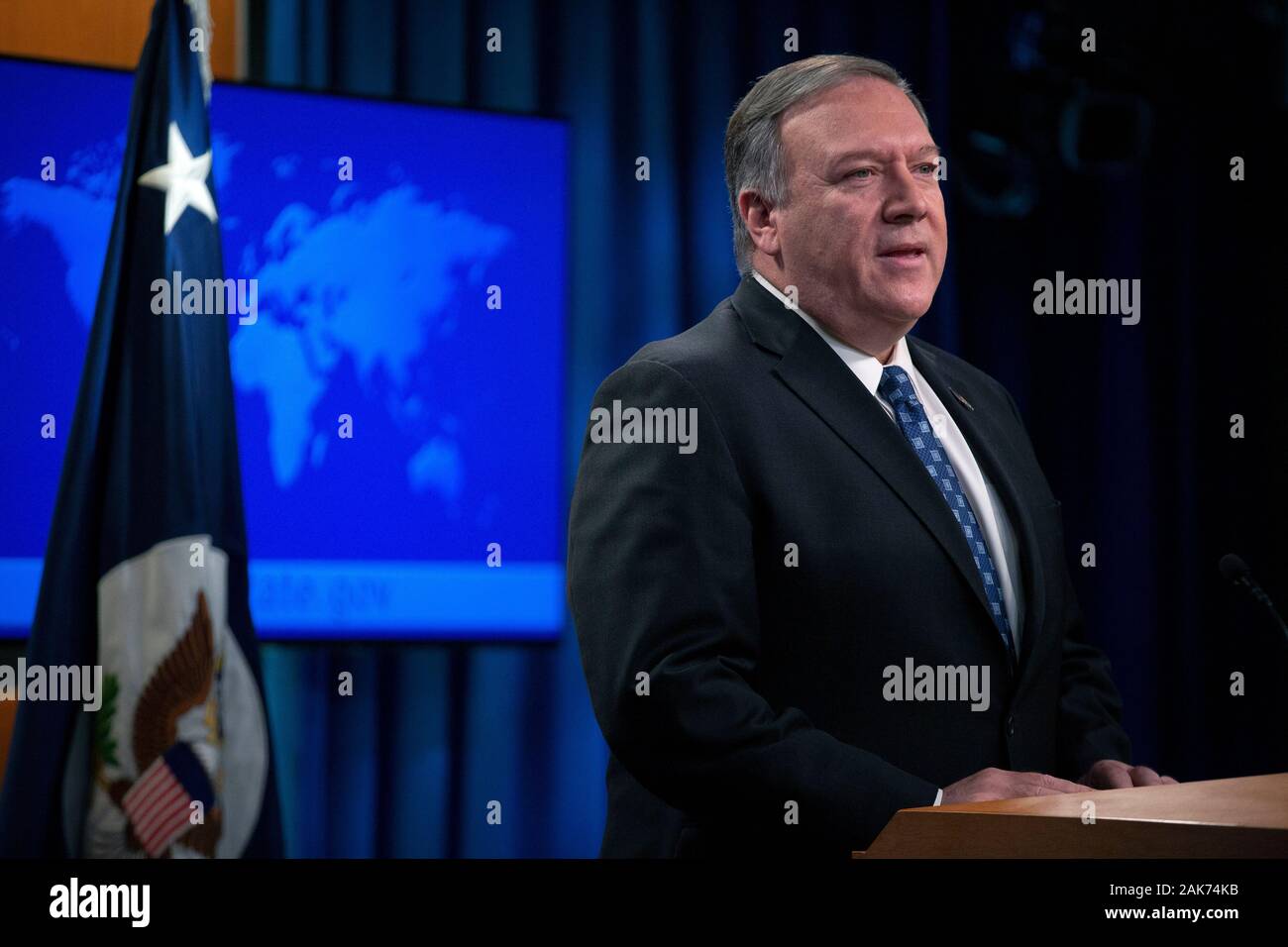 Stati Uniti Segretario di Stato Mike Pompeo parla ai membri dei media durante un briefing con la stampa presso il Dipartimento di Stato a Washington D.C., USA, Martedì, 7 gennaio 2020. Pompeo difeso gli Stati Uniti azioni in Iran, dove un airstrike iraniani uccisi leader militare Qasem Soleimani. Credito: Stefani Reynolds / CNP | Utilizzo di tutto il mondo Foto Stock