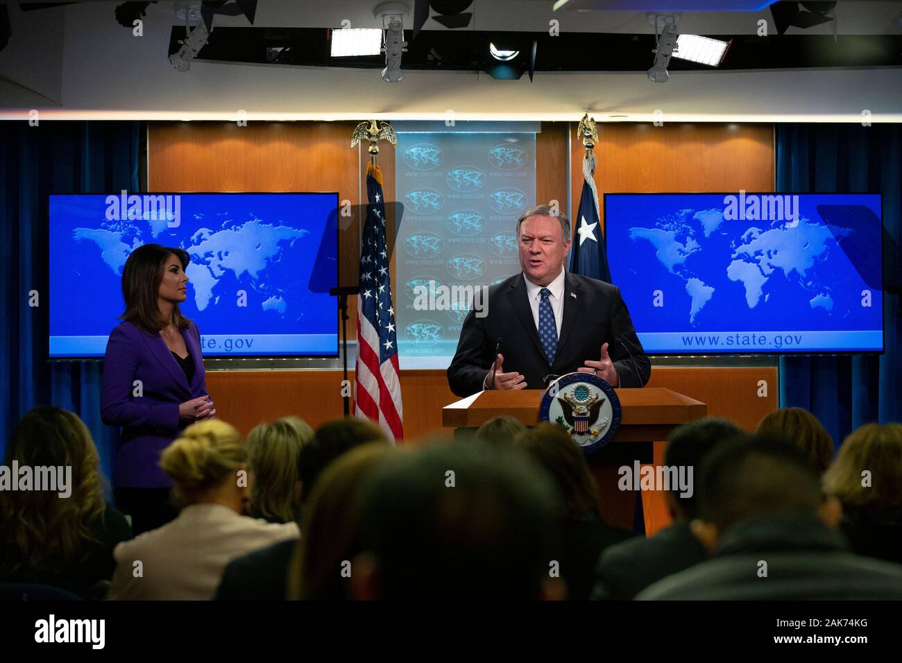 Stati Uniti Segretario di Stato Mike Pompeo parla ai membri dei media durante un briefing con la stampa presso il Dipartimento di Stato a Washington D.C., USA, Martedì, 7 gennaio 2020. Pompeo difeso gli Stati Uniti azioni in Iran, dove un airstrike iraniani uccisi leader militare Qasem Soleimani. Credito: Stefani Reynolds / CNP | Utilizzo di tutto il mondo Foto Stock