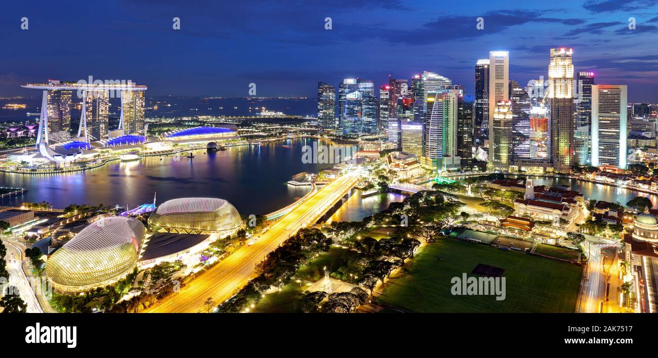 Singapore business district e la città al crepuscolo, Asia - panorama Foto Stock