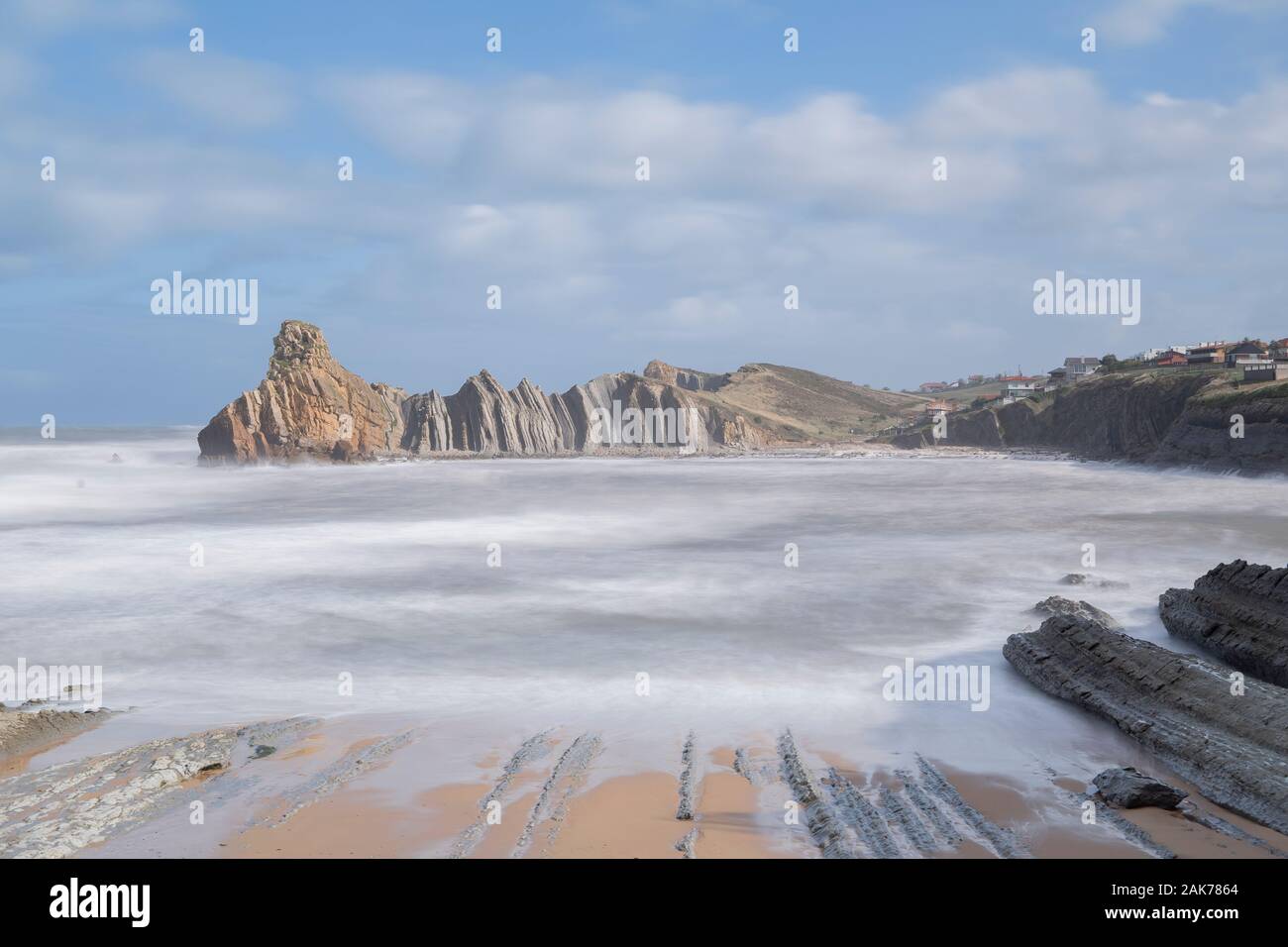 Fotografia paesaggio di una spiaggia nella città di Liencres in cui è possibile vedere le formazioni rocciose erose dal mare, nella provincia di Cantabria,Spagna Foto Stock