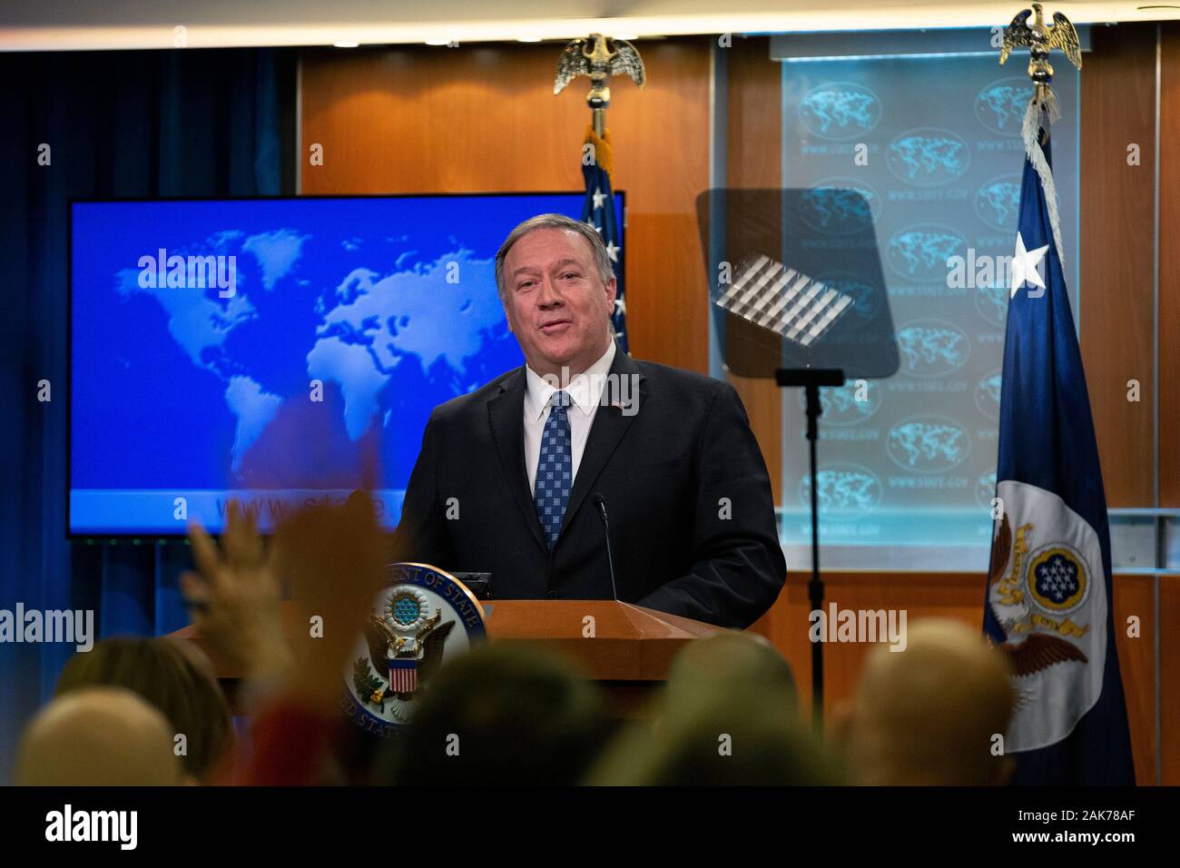 Stati Uniti Segretario di Stato Mike Pompeo parla ai membri dei media durante un briefing con la stampa presso il Dipartimento di Stato a Washington, DC, Stati Uniti, Martedì, 7 gennaio 2020. Pompeo difeso gli Stati Uniti azioni in Iran, dove un airstrike iraniani uccisi leader militare Qasem Soleimani. Credito: Stefani Reynolds/CNP /MediaPunch Foto Stock