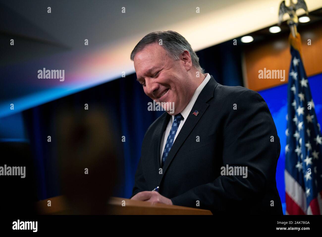 Stati Uniti Segretario di Stato Mike Pompeo parla ai membri dei media durante un briefing con la stampa presso il Dipartimento di Stato a Washington, DC, Stati Uniti, Martedì, 7 gennaio 2020. Pompeo difeso gli Stati Uniti azioni in Iran, dove un airstrike iraniani uccisi leader militare Qasem Soleimani. Credito: Stefani Reynolds/CNP /MediaPunch Foto Stock