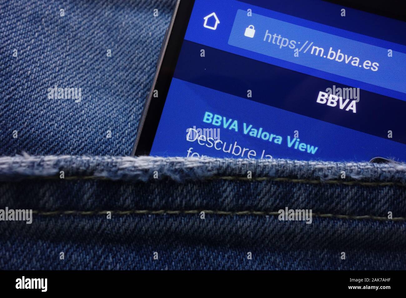 (BBVA Banco Bilbao Vizcaya Argentaria) Sito web visualizzato sullo smartphone nascosto nella tasca dei jeans Foto Stock