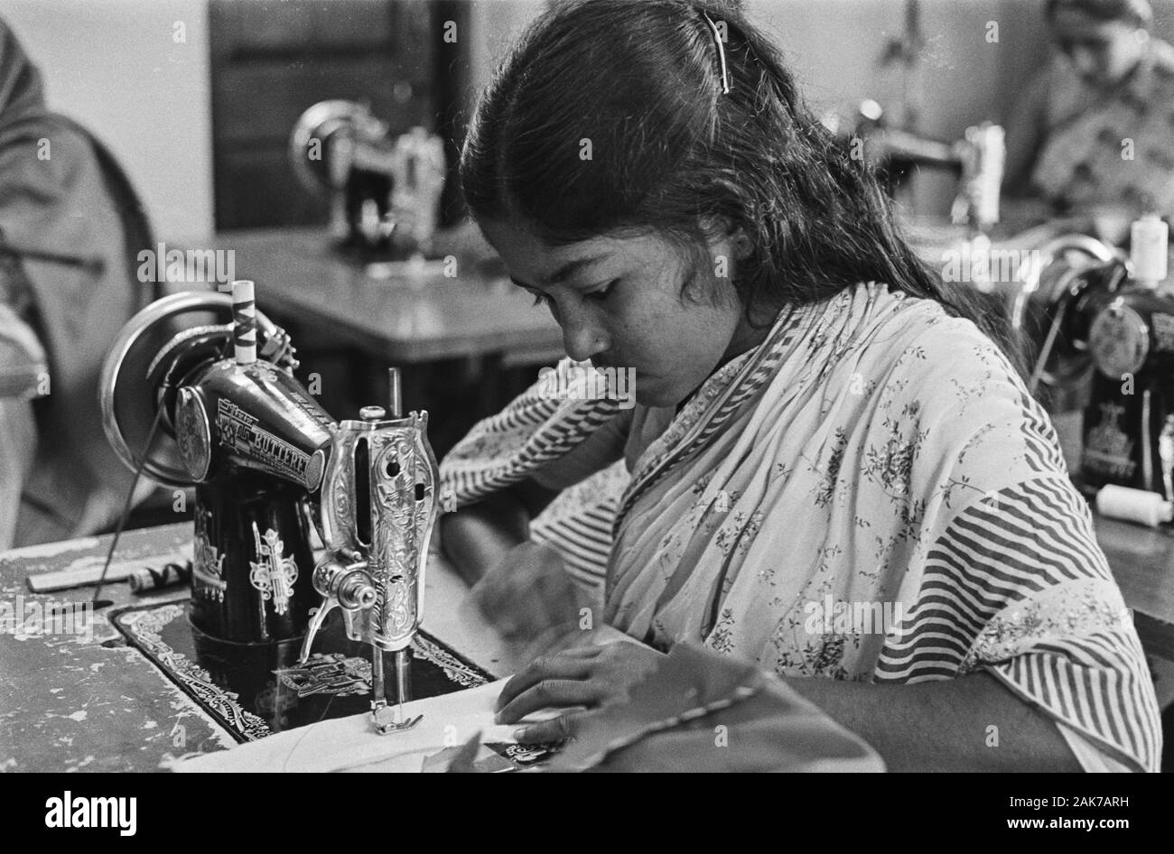 12/58/27 giovani madri center Foto Stock