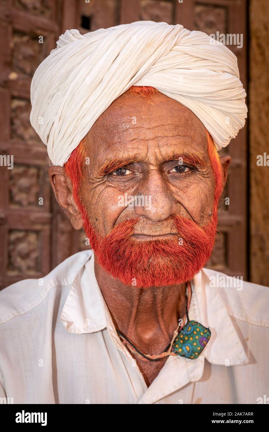 Ritratto di un uomo con hennè barba colorata, Jodhpur, Rajasthan, India Foto Stock