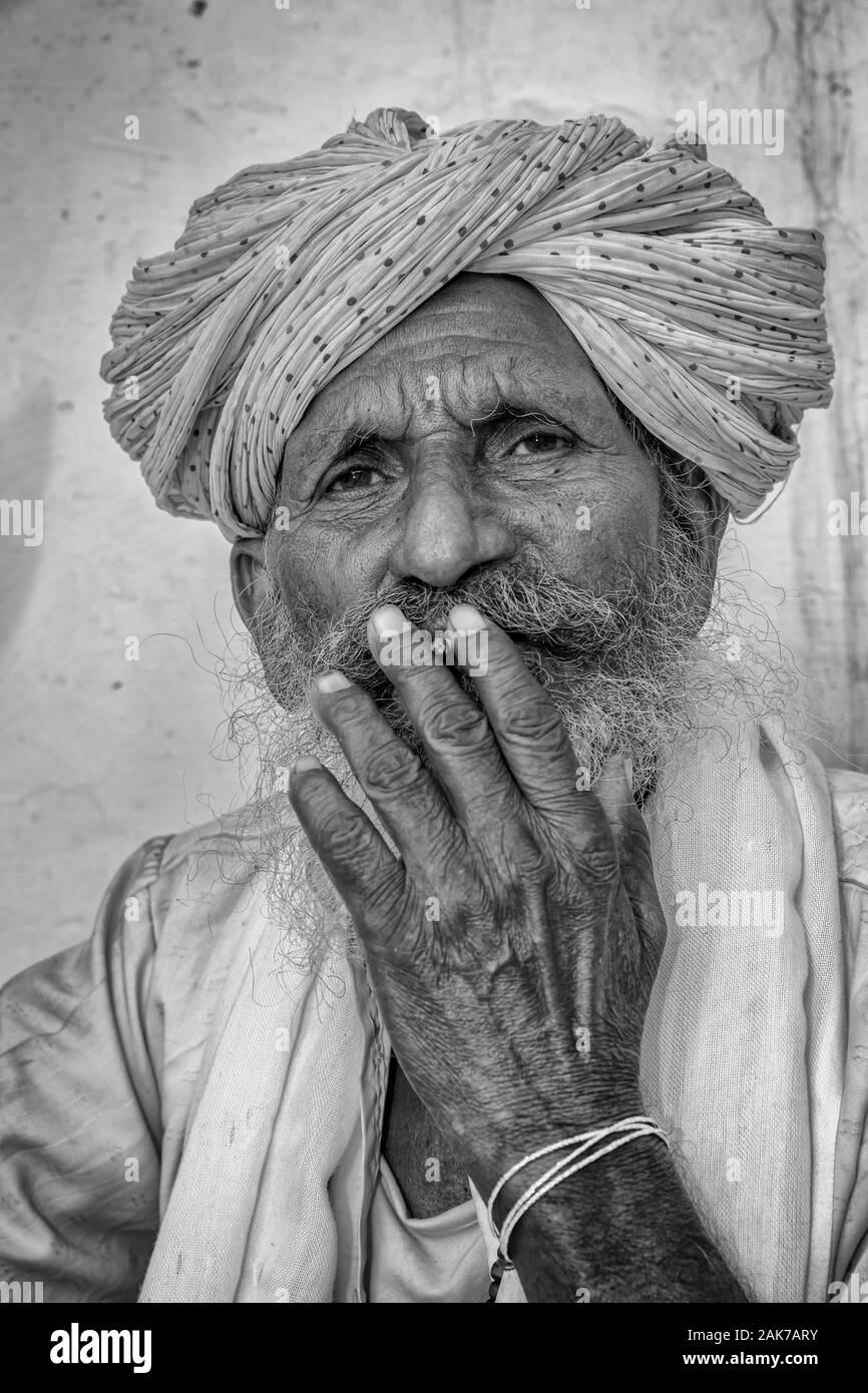 Ritratto di un anziano uomo indiano, Jaisalmer, Rajasthan, India Foto Stock