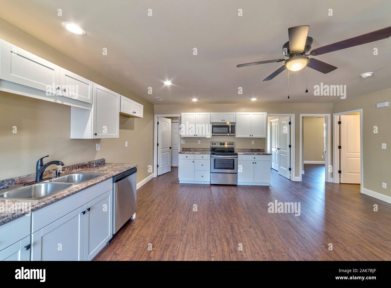 Inquadratura orizzontale della cucina interna di un nuovo tratto di piccola casa. Foto Stock