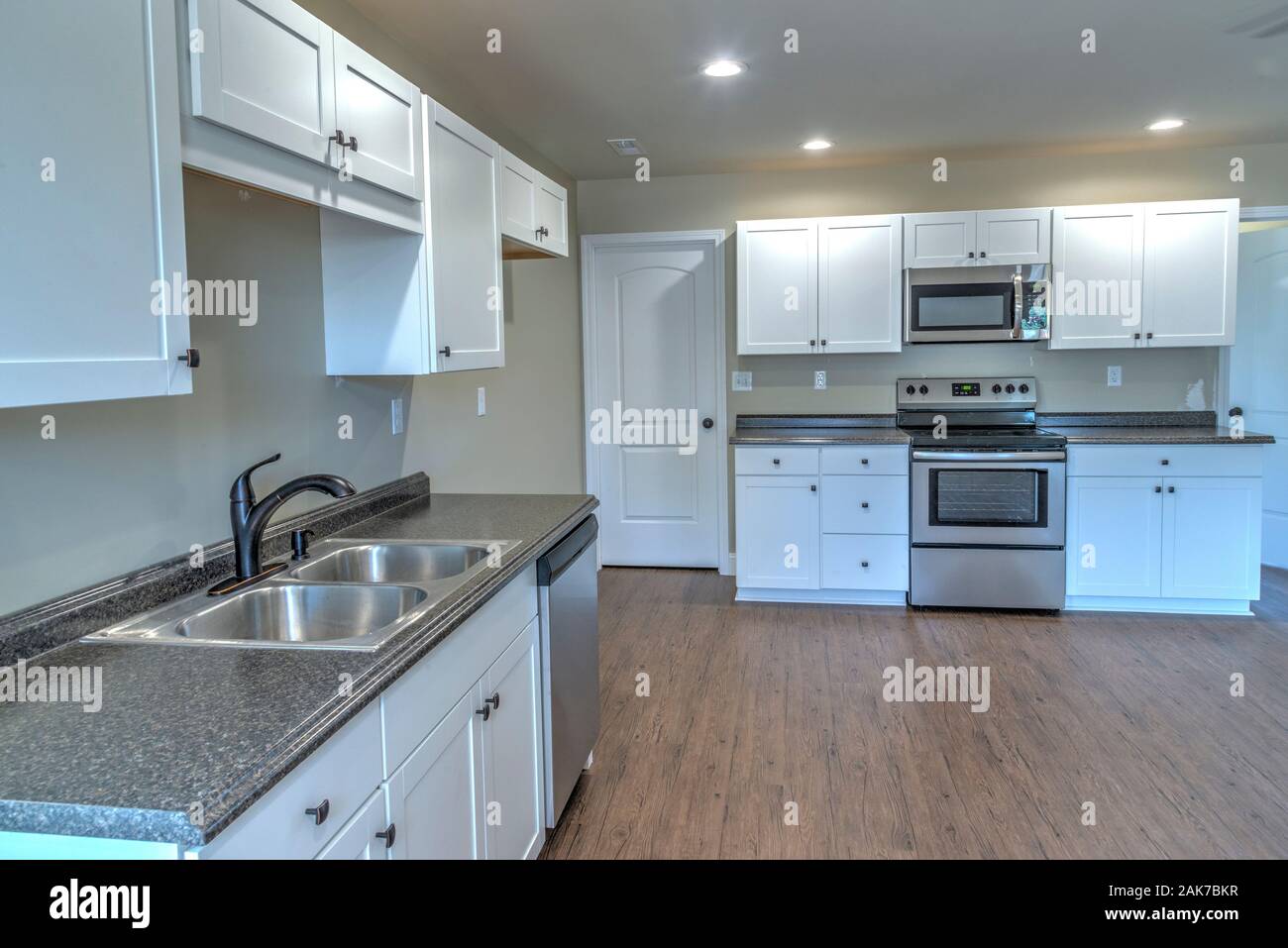 Inquadratura orizzontale della cucina in un nuovo tratto poco costoso home. Foto Stock