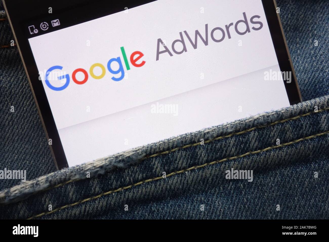 Google AdWords sito web visualizzato sullo smartphone nascosto nella tasca dei jeans Foto Stock