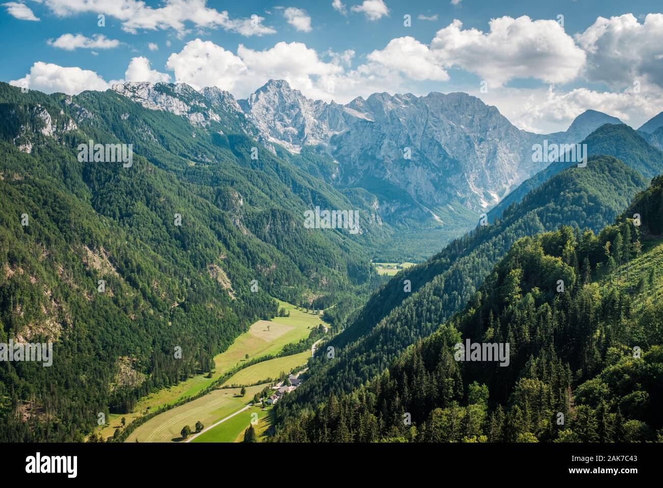 Vista sulla valle Logarska all mountain range Kamnik-Savinja Alpi in Slovenia, Europa Foto Stock