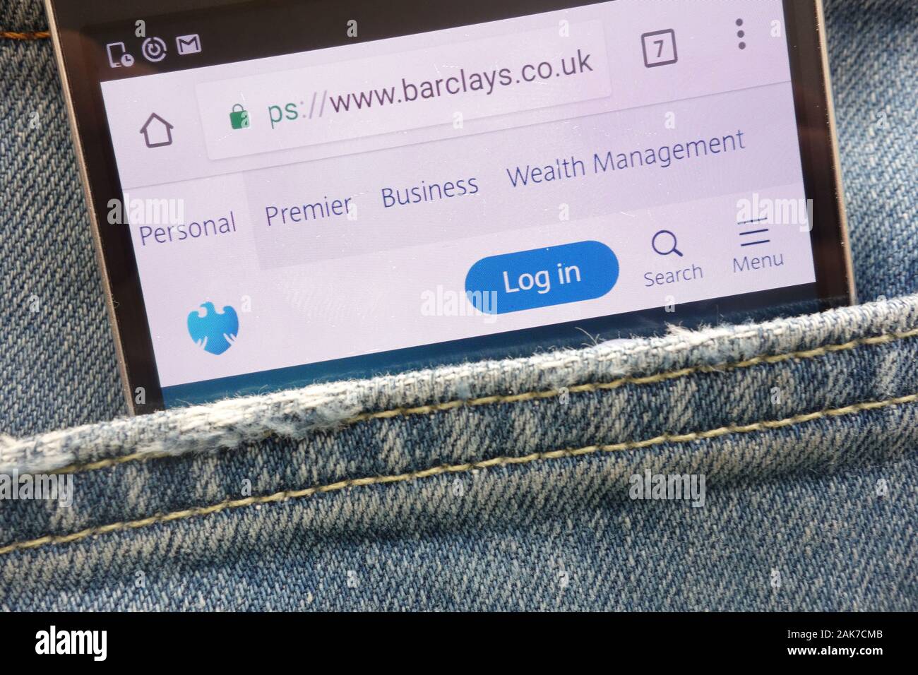 Barclays PLC sito web visualizzato sullo smartphone nascosto nella tasca dei jeans Foto Stock