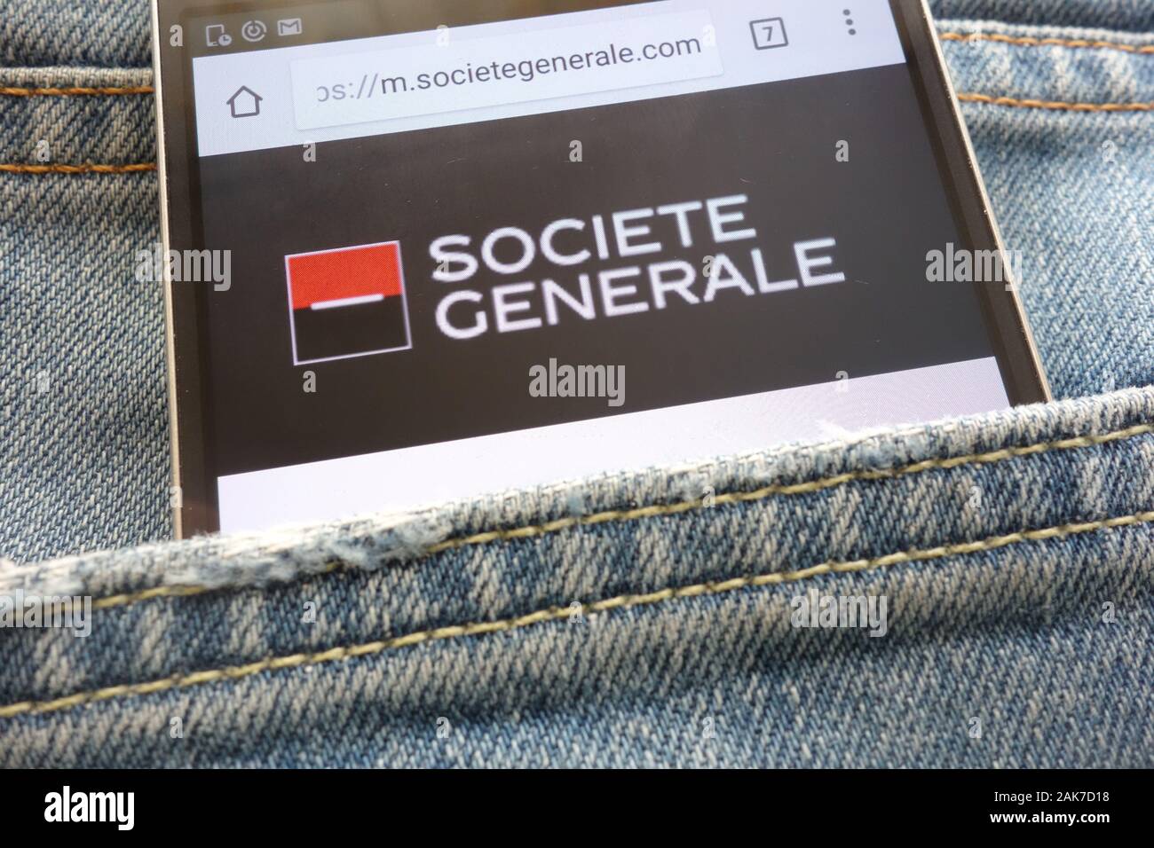 Societe Generale bank sito web visualizzato sullo smartphone nascosto nella tasca dei jeans Foto Stock