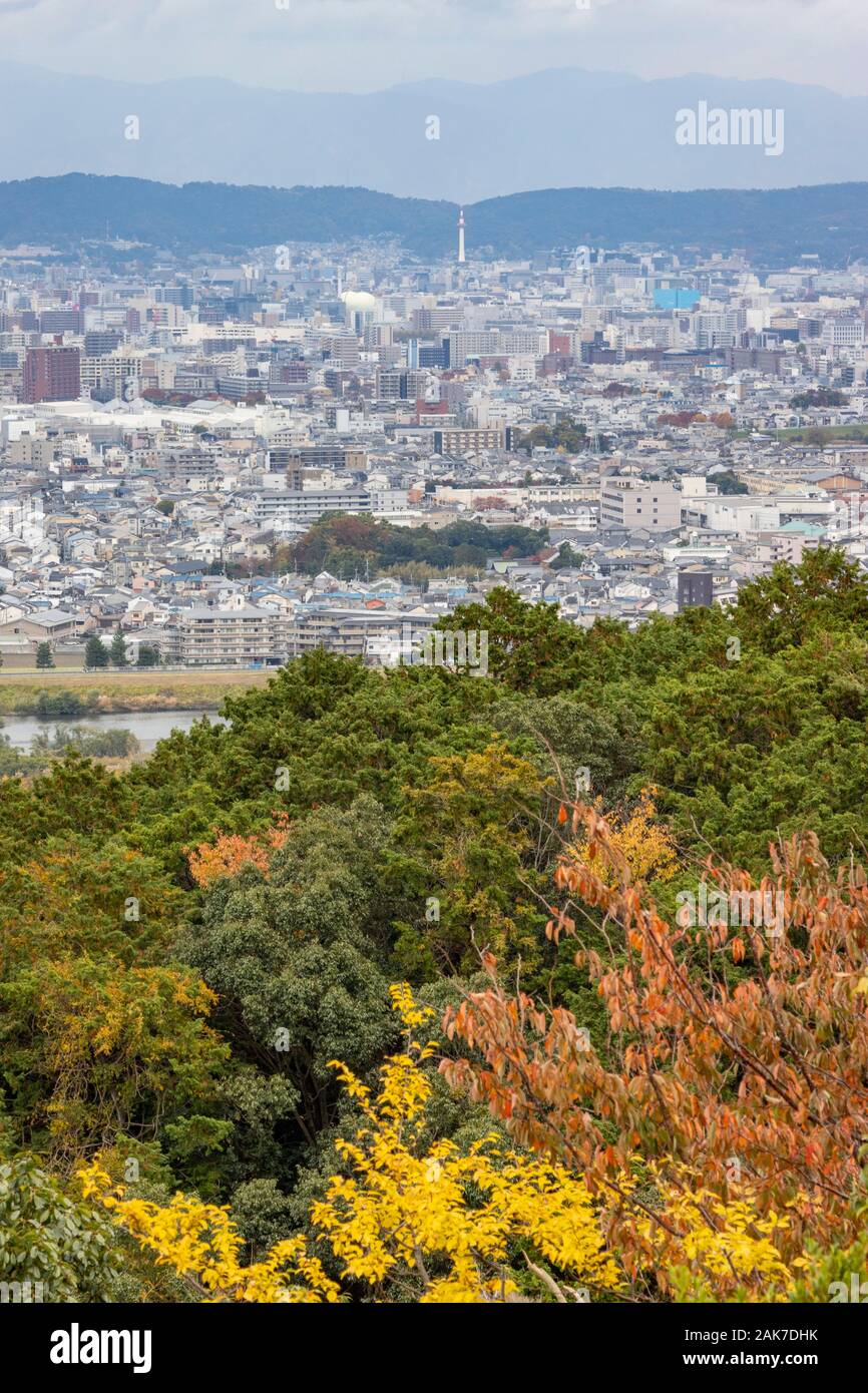 Vista della città dalla Iwatayama Monkey Park, Arashiyama, Kyoto, Giappone Foto Stock