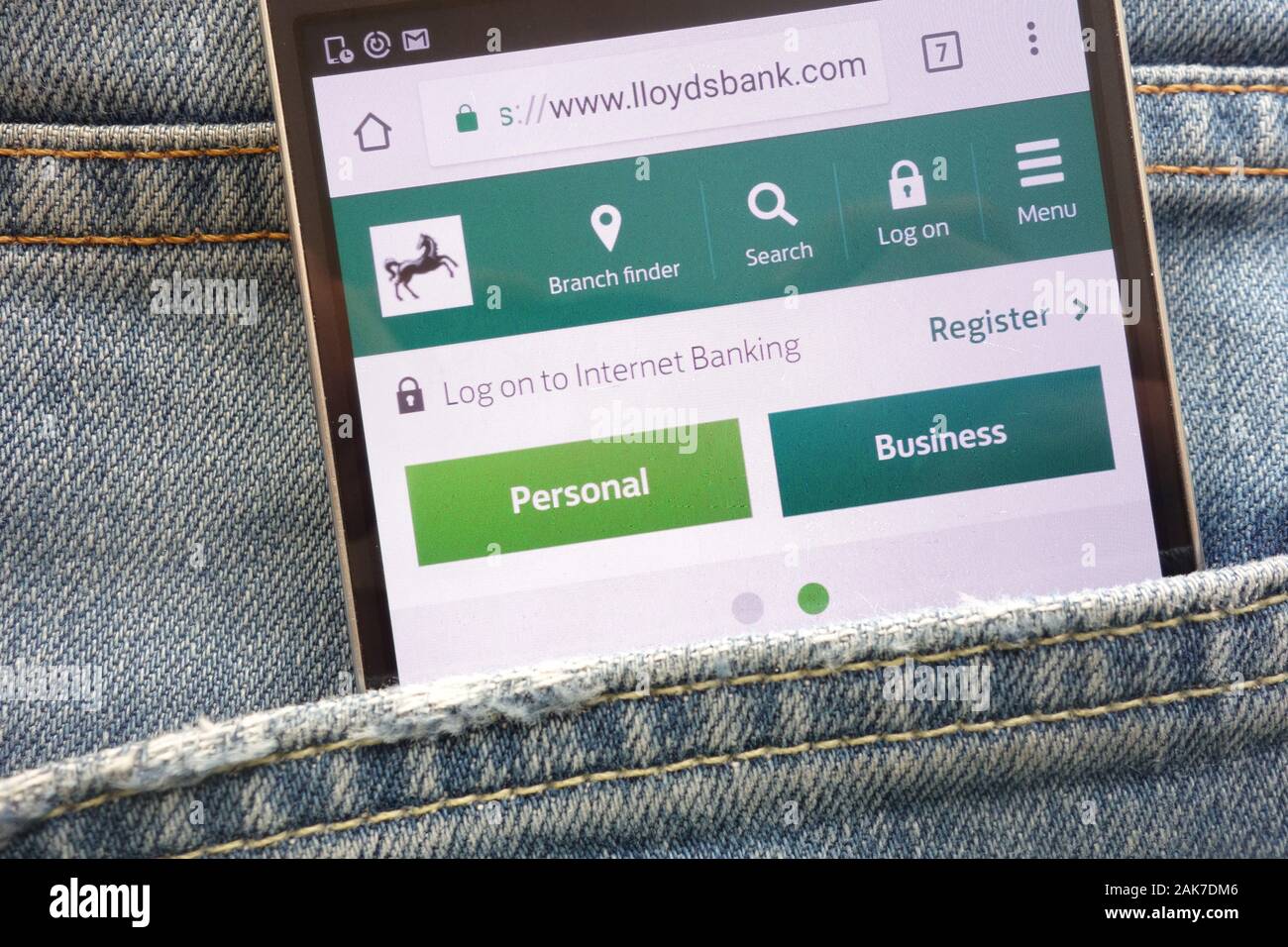 Lloyds Bank sito web visualizzato sullo smartphone nascosto nella tasca dei jeans Foto Stock