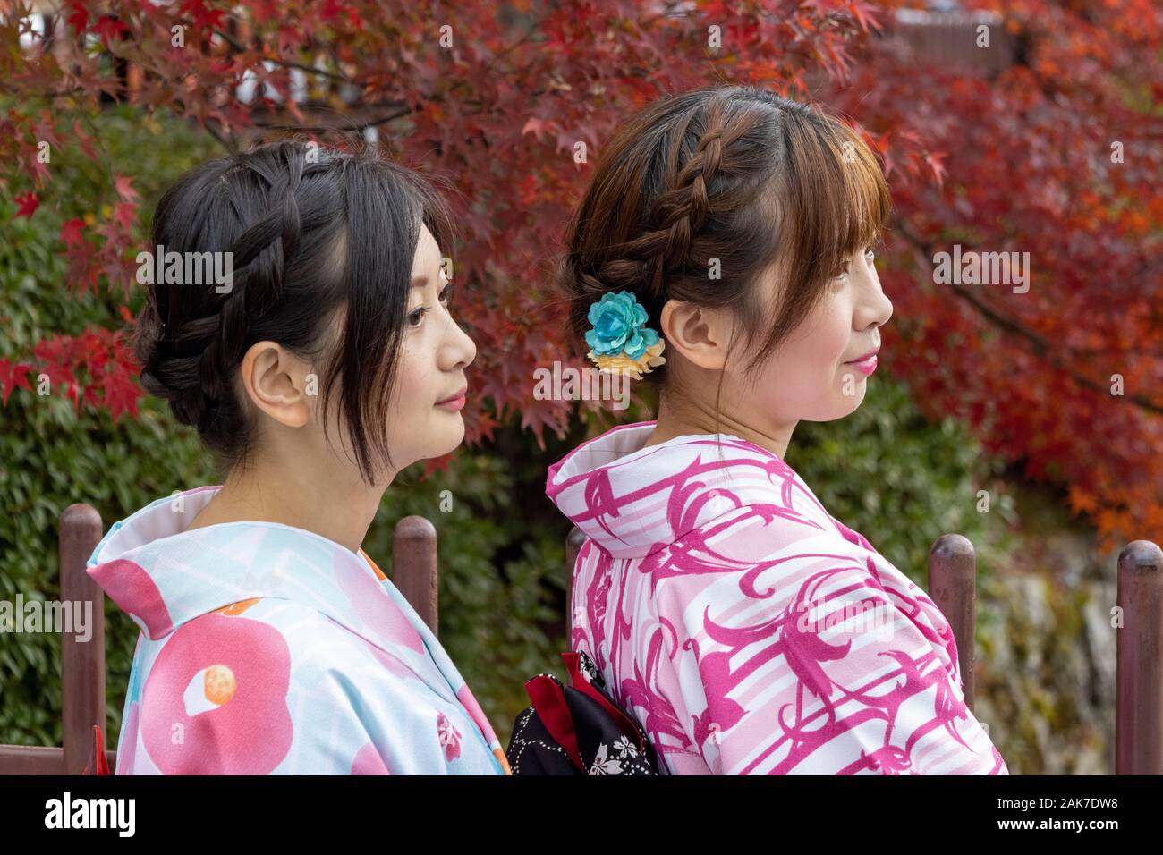 Due donne in costume tradizionale vicino al tempio di Tenryū-ji, Kyoto, Giappone Foto Stock