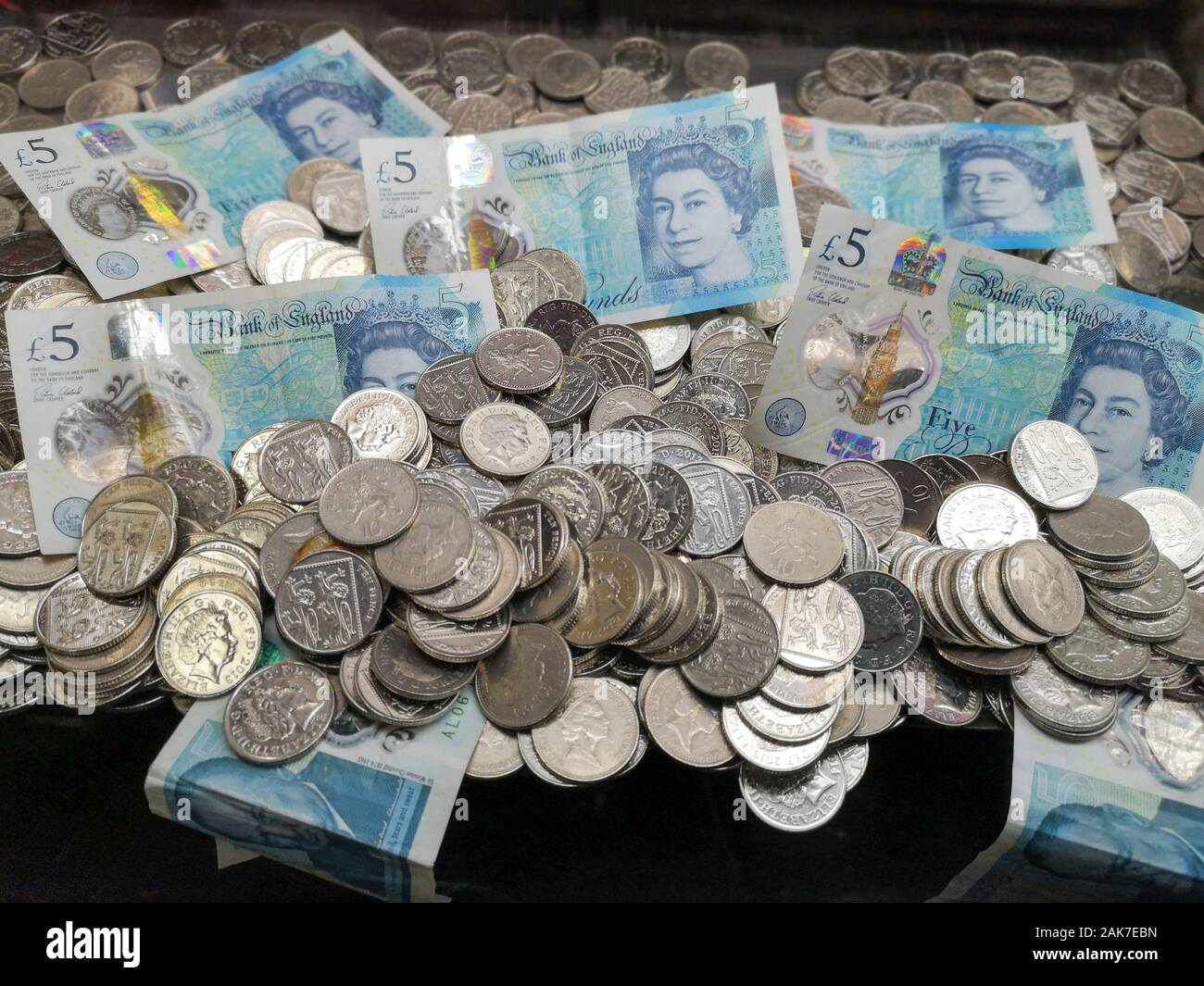 Il denaro è visto in una moneta "spintore" gioco arcade in Swanage Dorset, novembre 2019. Foto Stock