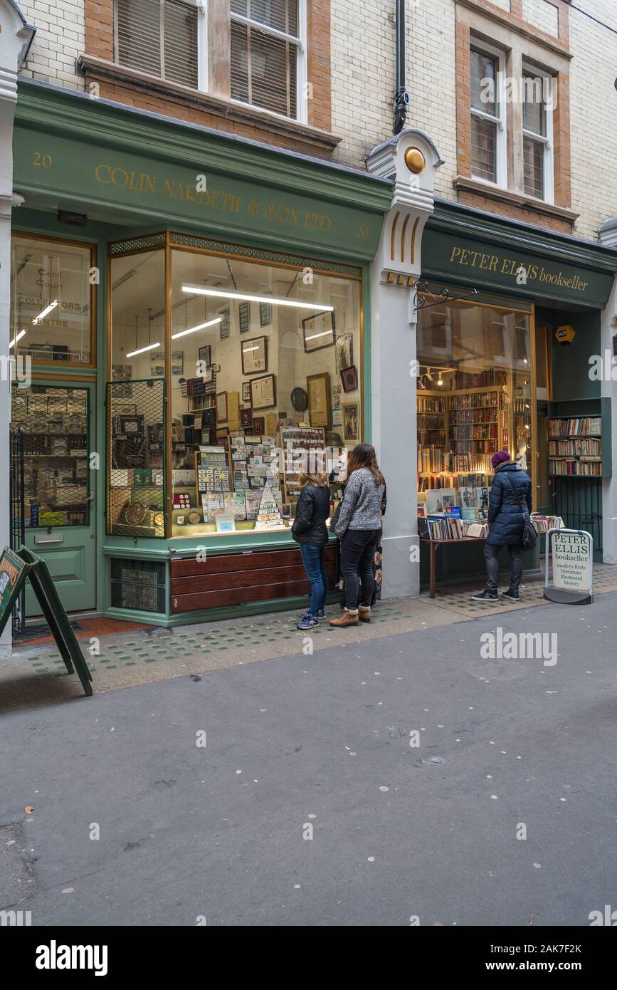 La gente di window shopping a Colin Narbeth e Peter Ellis negozi in Cecil Court, vicino al Covent Garden di Londra, Inghilterra, Regno Unito Foto Stock