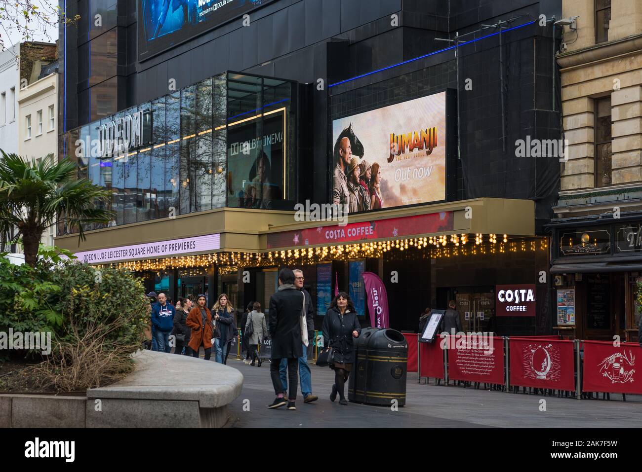 Persone fuori dal cinema Odeon a Leicester Square, Londra, Inghilterra, Regno Unito Foto Stock